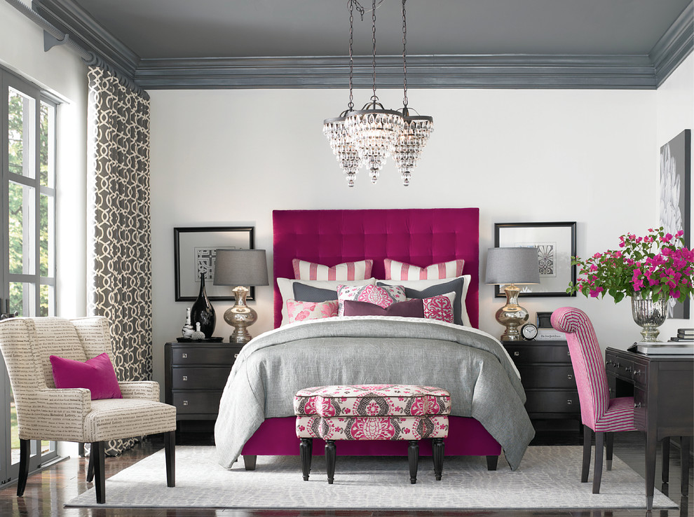 Aménagement d'une chambre d'amis grise et rose classique de taille moyenne avec un mur blanc, parquet foncé et aucune cheminée.