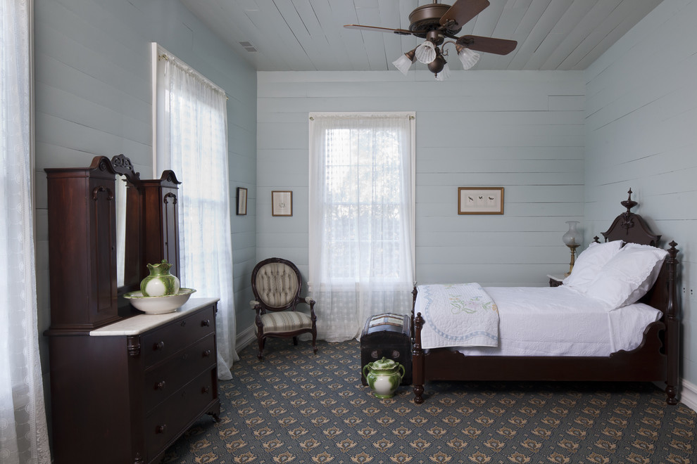 Diseño de dormitorio campestre con paredes grises, moqueta y suelo azul