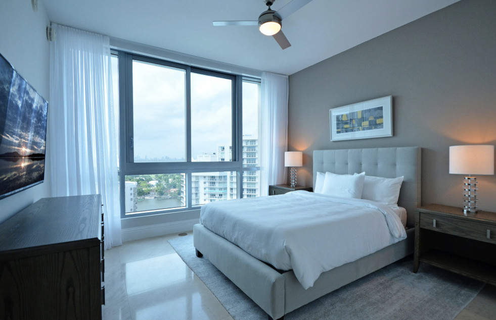 Mittelgroßes Shabby-Style Hauptschlafzimmer mit beiger Wandfarbe und weißem Boden in San Diego
