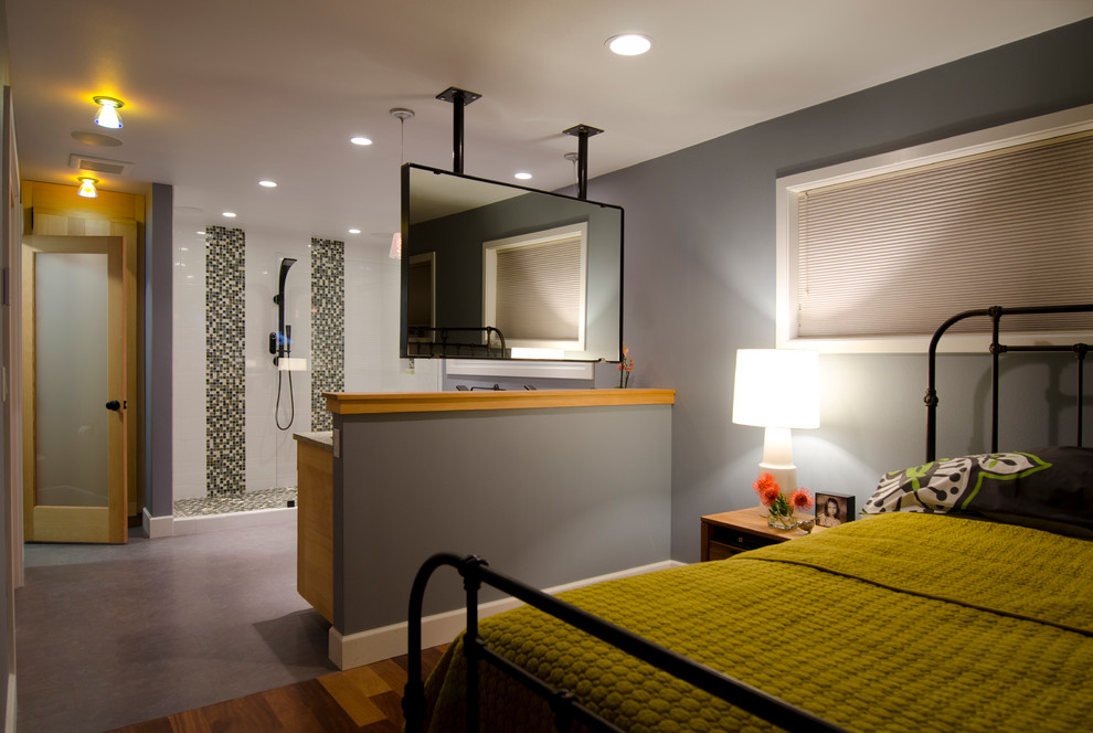 シアトルにある広いコンテンポラリースタイルのおしゃれな主寝室 (グレーの壁、コンクリートの床、暖炉なし、グレーの床)
