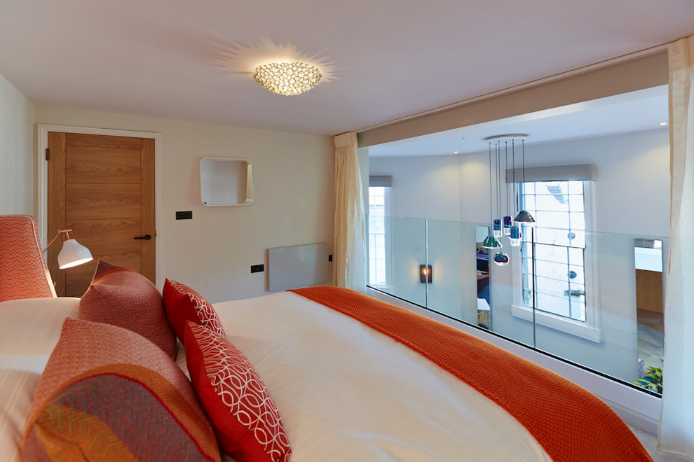 Foto de dormitorio tipo loft contemporáneo de tamaño medio con paredes blancas y moqueta