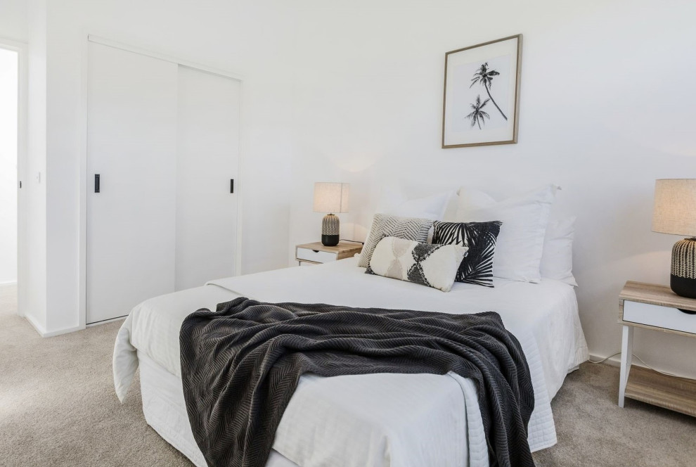 Пример оригинального дизайна: большая гостевая спальня (комната для гостей) в стиле модернизм с белыми стенами, ковровым покрытием и серым полом