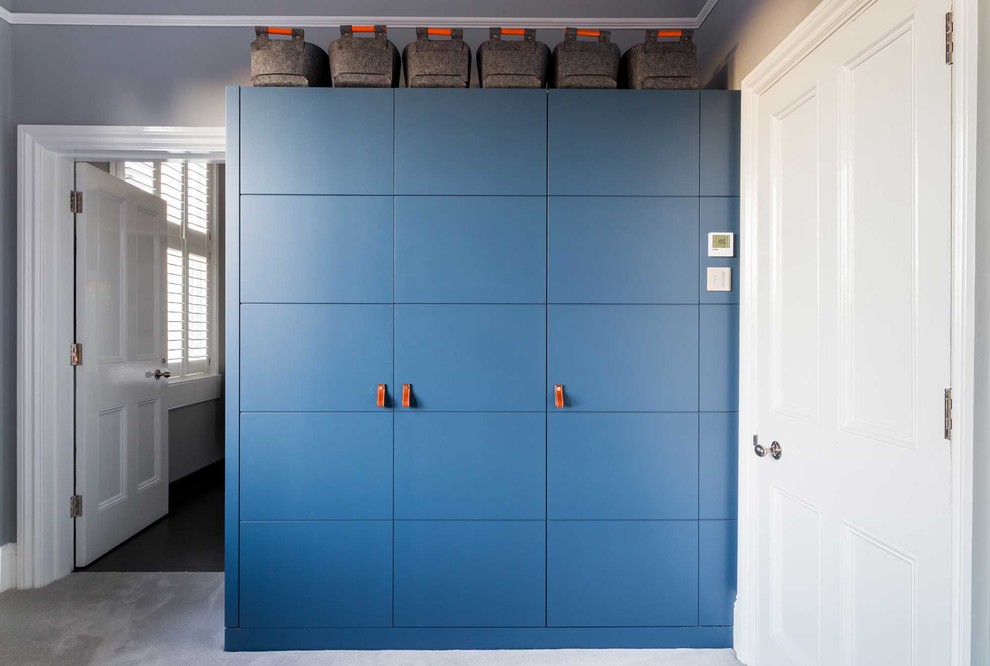 Esempio di una camera degli ospiti moderna di medie dimensioni con moquette, pavimento grigio e pareti blu