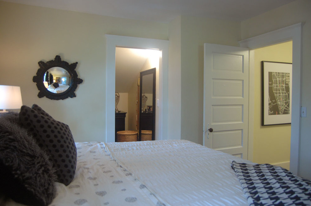 Источник вдохновения для домашнего уюта: хозяйская спальня среднего размера в классическом стиле с желтыми стенами и ковровым покрытием без камина