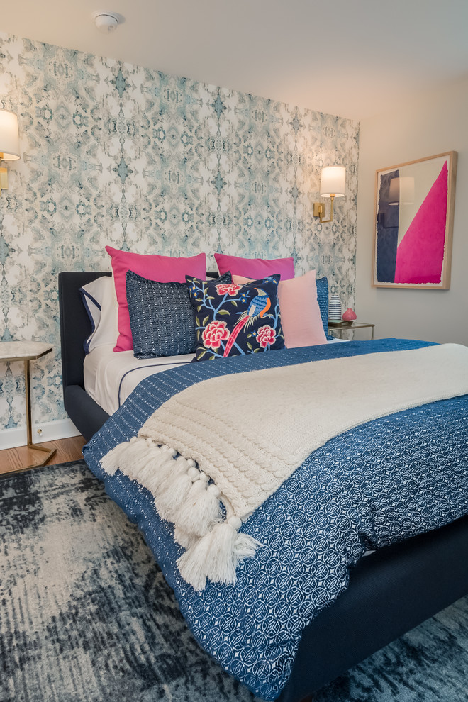 Kleines Klassisches Hauptschlafzimmer mit blauer Wandfarbe, hellem Holzboden und blauem Boden in New York