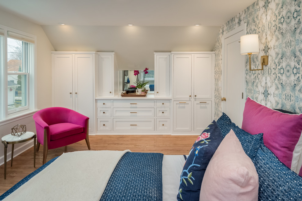 Kleines Klassisches Hauptschlafzimmer ohne Kamin mit hellem Holzboden, blauem Boden und grauer Wandfarbe in New York