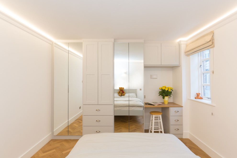 ロンドンにある中くらいなモダンスタイルのおしゃれなロフト寝室 (白い壁、濃色無垢フローリング、茶色い床) のレイアウト