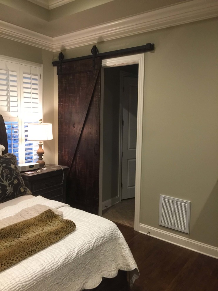 Источник вдохновения для домашнего уюта: хозяйская спальня среднего размера в стиле рустика с бежевыми стенами и темным паркетным полом без камина