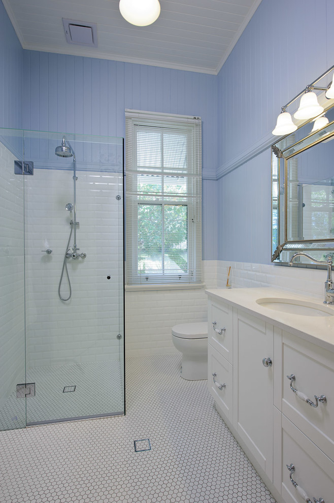 ブリスベンにある中くらいなトラディショナルスタイルのおしゃれな浴室 (紫の壁、セラミックタイルの床、白い床) の写真