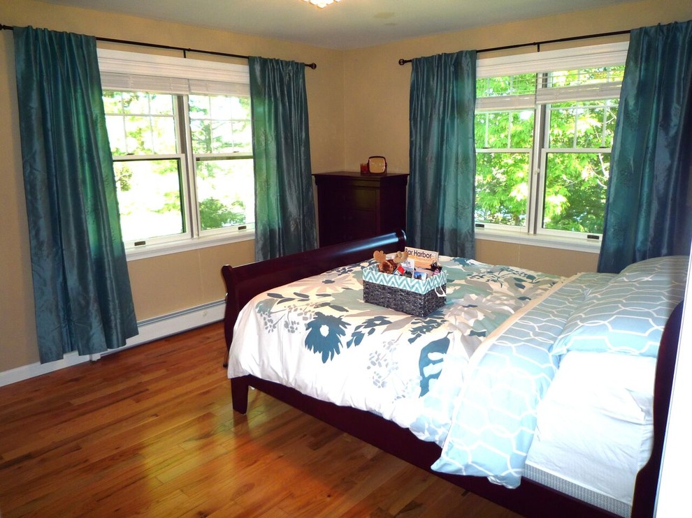 Mittelgroßes Stilmix Gästezimmer mit beiger Wandfarbe und braunem Holzboden in Sonstige