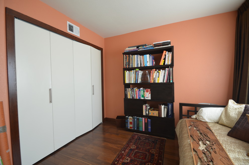 Cette image montre une chambre d'amis asiatique avec un mur orange.