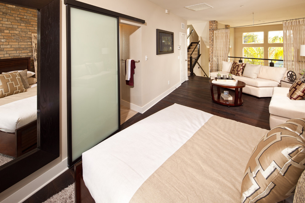 ロサンゼルスにある広いコンテンポラリースタイルのおしゃれなロフト寝室 (ベージュの壁、濃色無垢フローリング、茶色い床)