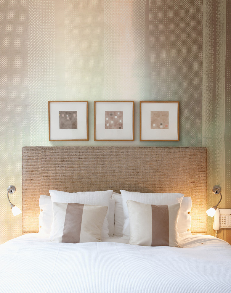 Foto de dormitorio minimalista con paredes multicolor