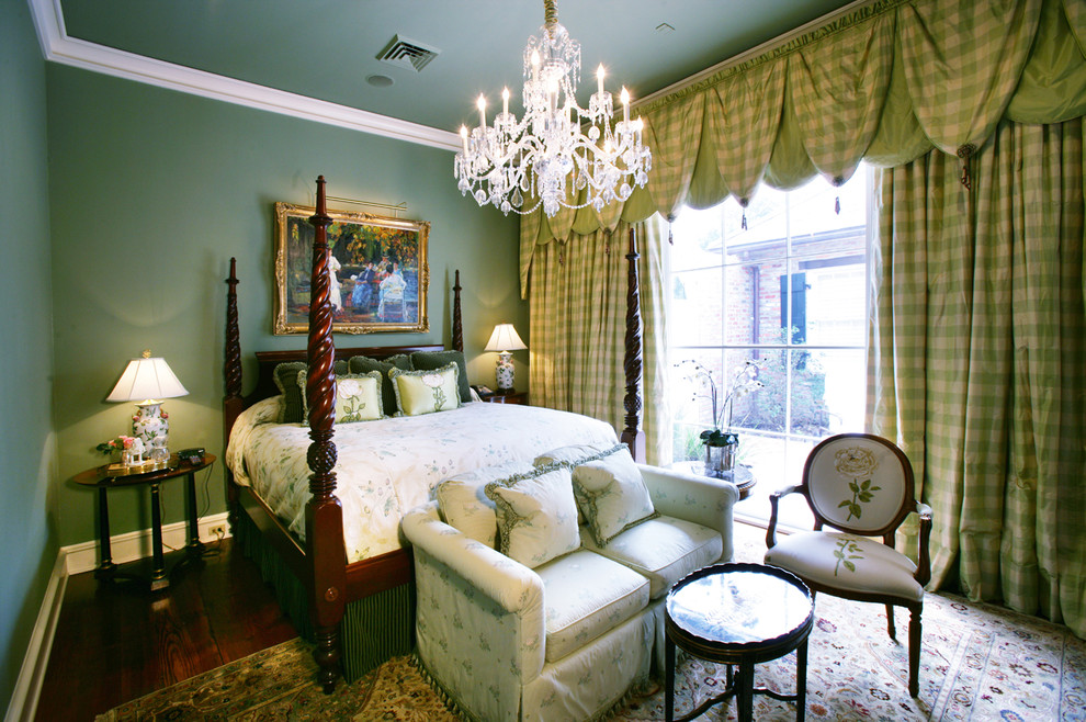 На фото: гостевая спальня среднего размера, (комната для гостей) в викторианском стиле с зелеными стенами и темным паркетным полом без камина с