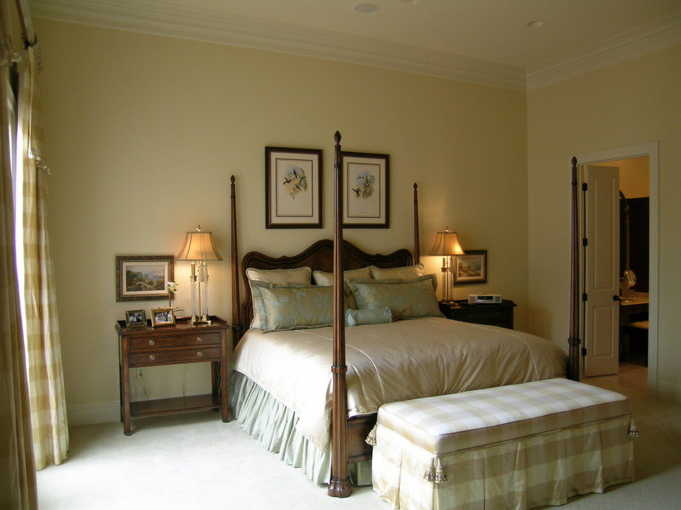 ニューオリンズにある中くらいなトラディショナルスタイルのおしゃれな主寝室 (黄色い壁、カーペット敷き、暖炉なし、ベージュの床)