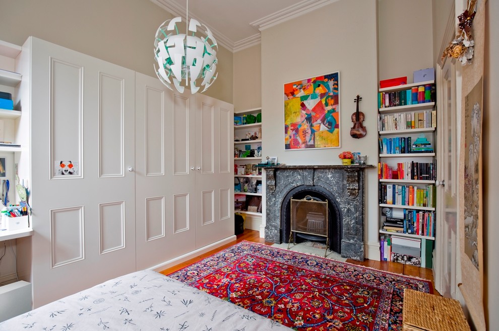 メルボルンにある広いエクレクティックスタイルのおしゃれな寝室 (ベージュの壁、無垢フローリング、標準型暖炉、石材の暖炉まわり)