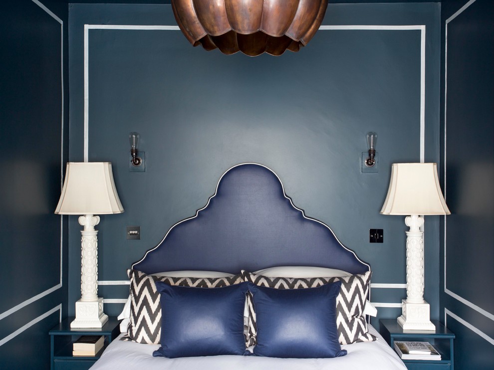 ロンドンにあるエクレクティックスタイルのおしゃれな寝室 (青い壁) のレイアウト