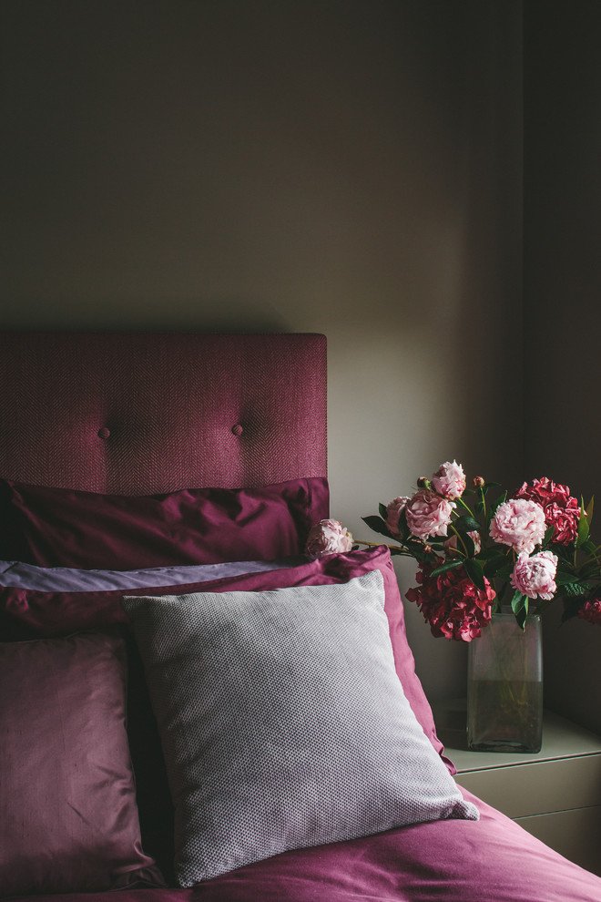 Cette photo montre une chambre grise et rose chic.