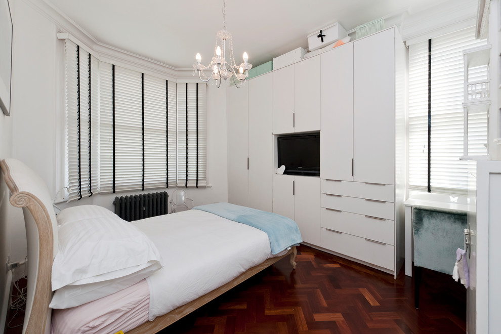 На фото: маленькая хозяйская спальня в стиле фьюжн с белыми стенами, темным паркетным полом и красным полом для на участке и в саду