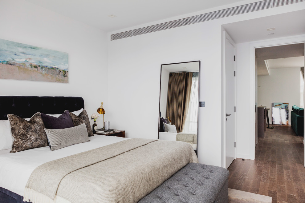Diseño de dormitorio principal actual de tamaño medio con paredes blancas, suelo de madera oscura y suelo marrón