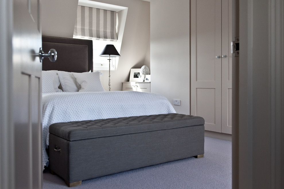 Стильный дизайн: большая хозяйская спальня в стиле модернизм с серыми стенами и ковровым покрытием - последний тренд