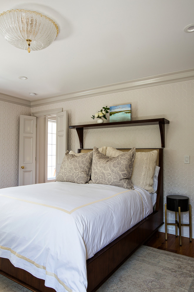 Foto di una camera da letto tradizionale con pareti beige e pavimento in legno massello medio