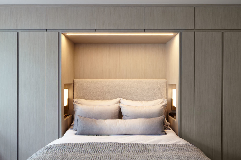 Свежая идея для дизайна: маленькая хозяйская спальня в стиле модернизм с серыми стенами, паркетным полом среднего тона и серым полом для на участке и в саду - отличное фото интерьера