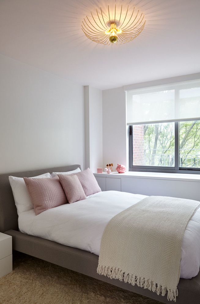 Kleines Modernes Gästezimmer mit weißer Wandfarbe, braunem Holzboden und grauem Boden in New York