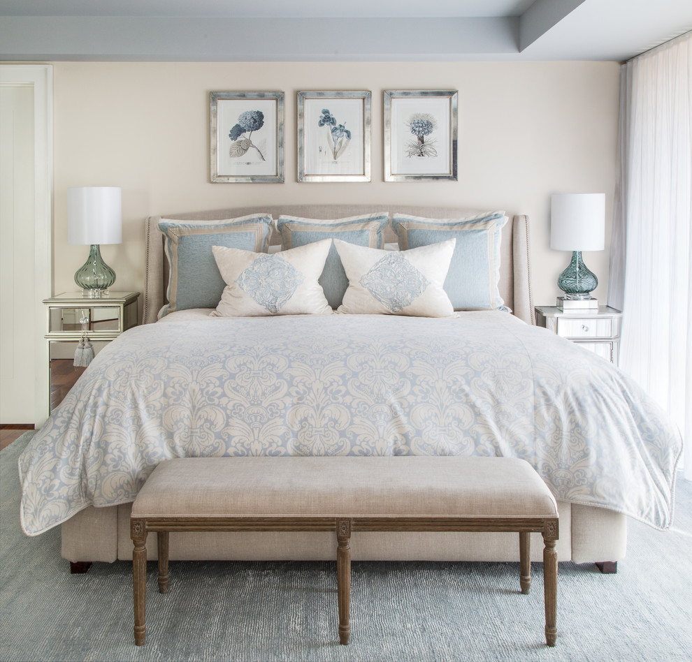 На фото: большая хозяйская спальня: освещение в классическом стиле с бежевыми стенами, ковровым покрытием и синим полом без камина с