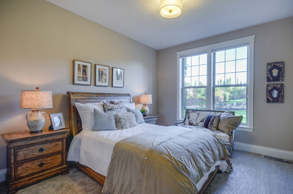 Ejemplo de habitación de invitados de estilo americano de tamaño medio sin chimenea con paredes beige y moqueta