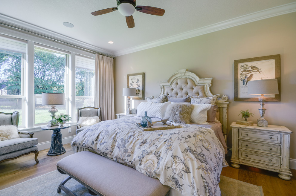 Ejemplo de dormitorio principal de estilo americano grande sin chimenea con paredes beige y suelo de madera en tonos medios