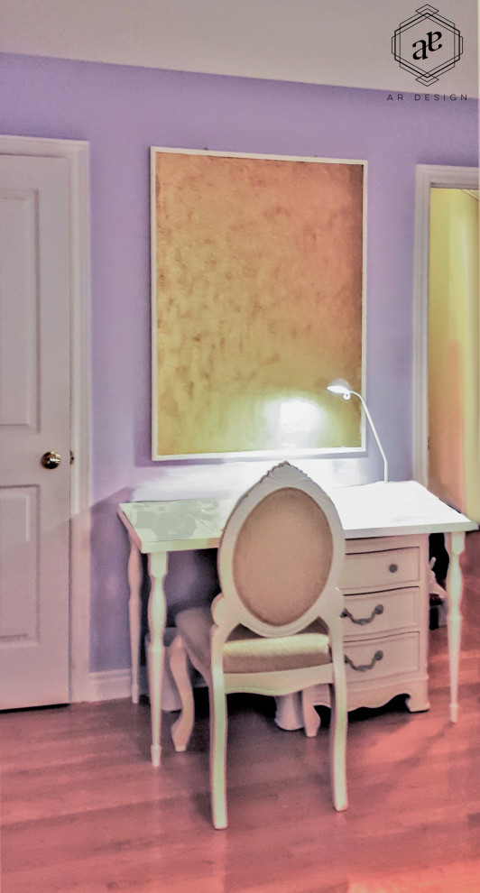 Mittelgroßes Klassisches Schlafzimmer mit lila Wandfarbe und vertäfelten Wänden in Montreal