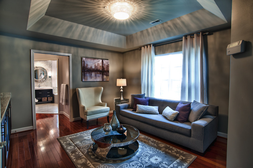 ワシントンD.C.にある中くらいなコンテンポラリースタイルのおしゃれな主寝室 (グレーの壁、暖炉なし) のレイアウト
