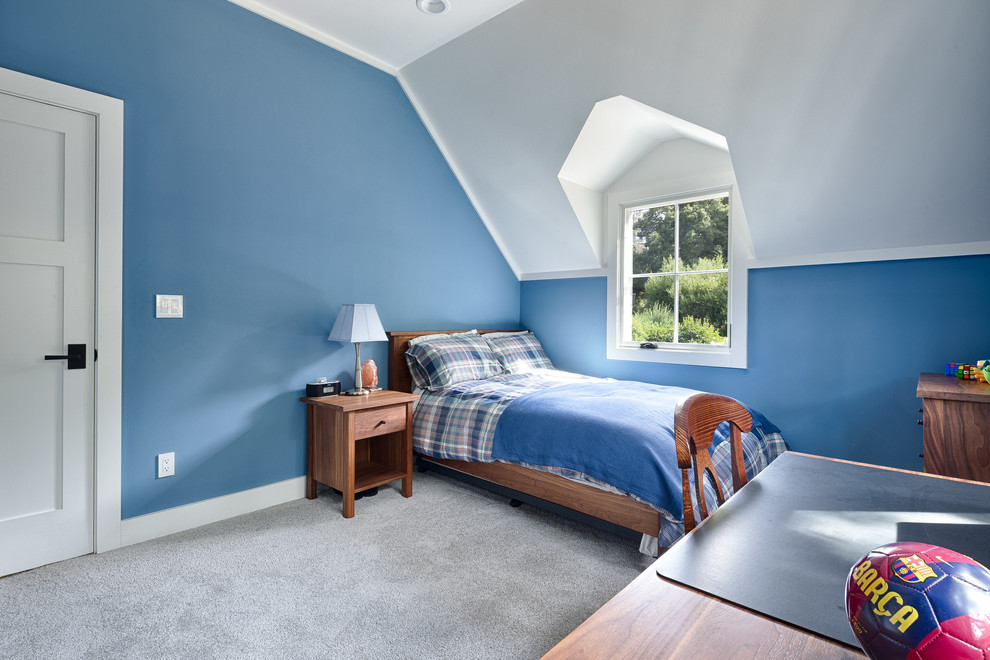 Стильный дизайн: спальня среднего размера в классическом стиле с синими стенами и ковровым покрытием без камина - последний тренд