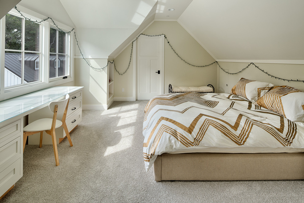 Идея дизайна: большая спальня в классическом стиле с бежевыми стенами и ковровым покрытием без камина