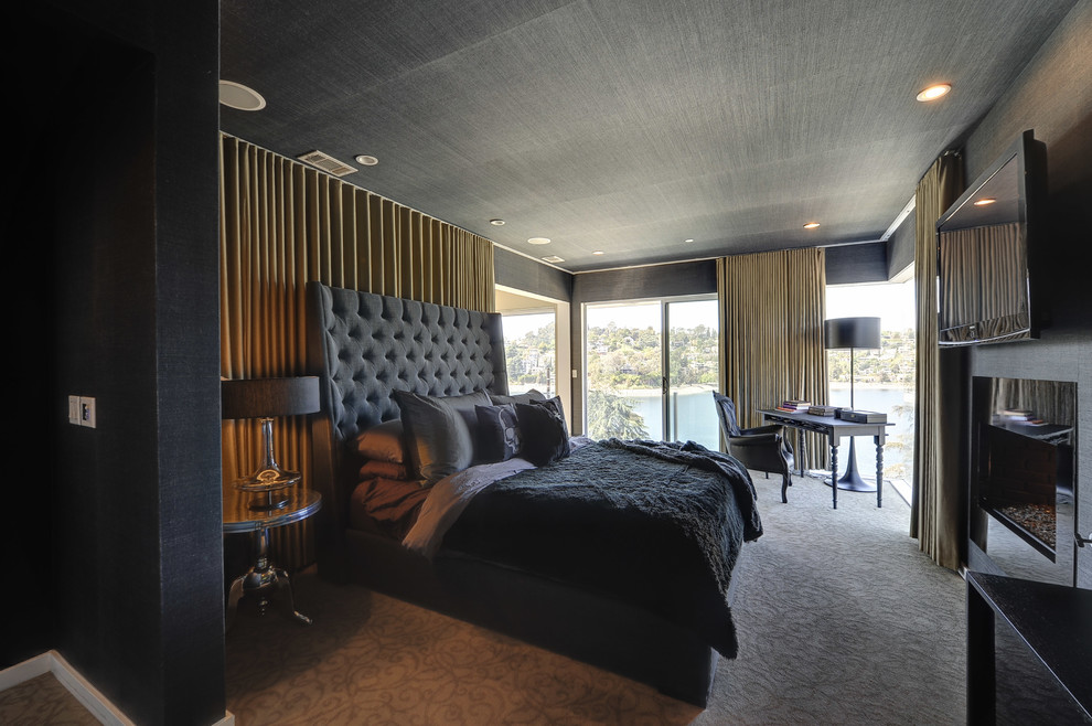 Großes Modernes Hauptschlafzimmer mit schwarzer Wandfarbe, Teppichboden, Kamin und Kaminumrandung aus Stein in Los Angeles