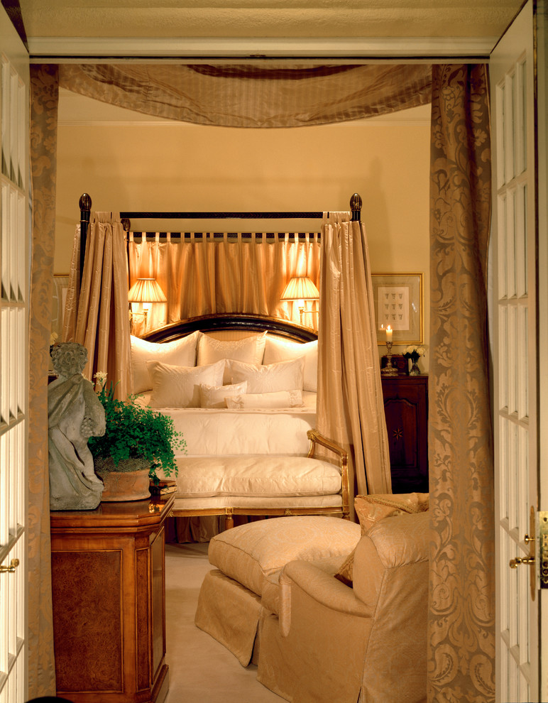 Foto de dormitorio principal mediterráneo grande sin chimenea con paredes beige y moqueta