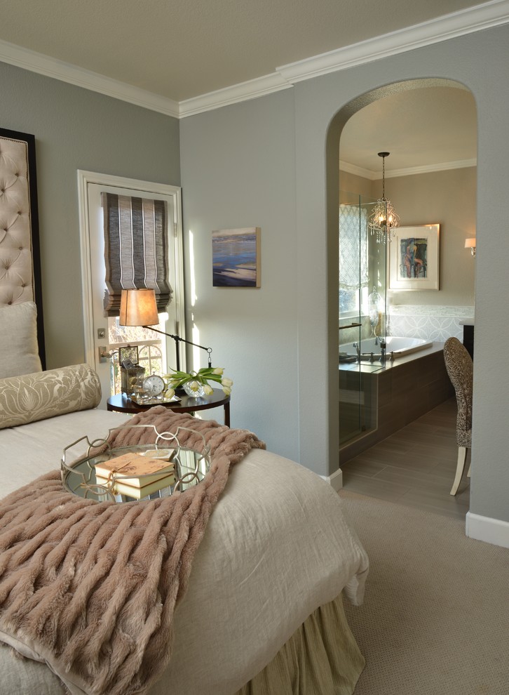 Foto di una camera da letto tradizionale con pareti grigie, moquette e pavimento beige