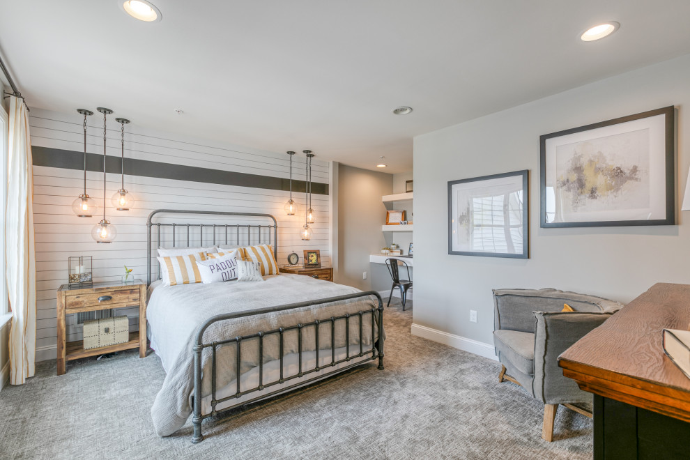 Maritimes Schlafzimmer mit grauer Wandfarbe, Teppichboden, grauem Boden und Holzdielenwänden in Baltimore