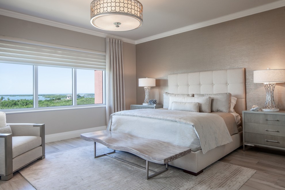Modernes Schlafzimmer mit beiger Wandfarbe, hellem Holzboden und grauem Boden in Sonstige