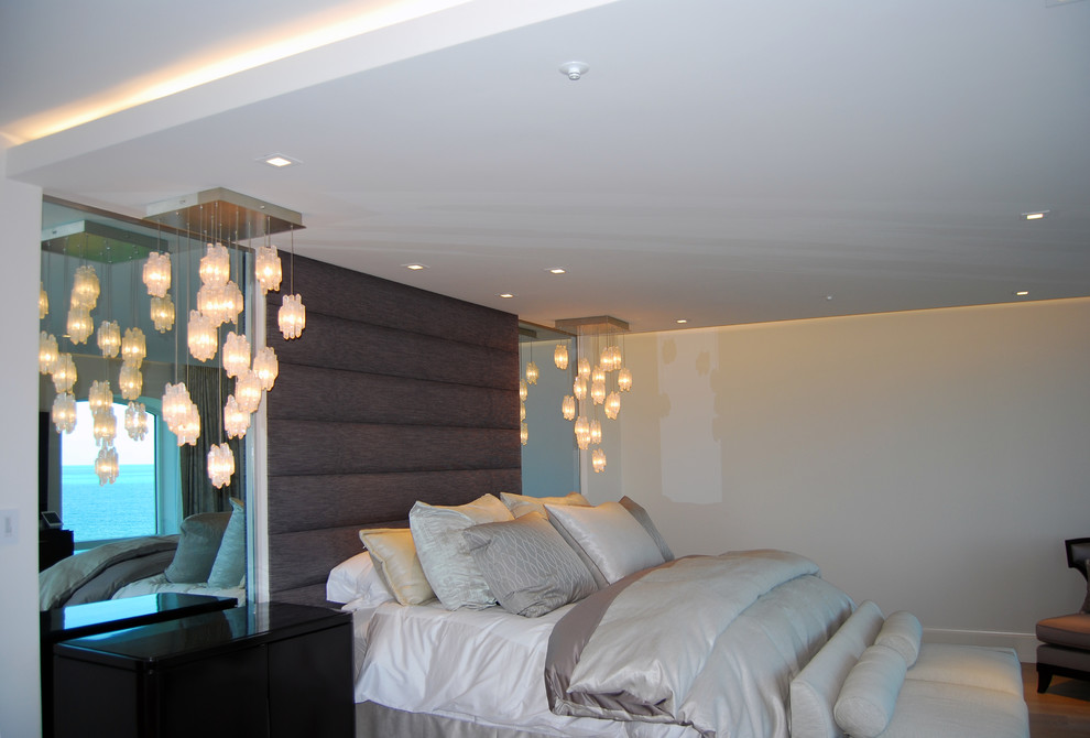 Стильный дизайн: хозяйская спальня среднего размера в современном стиле с белыми стенами и светлым паркетным полом - последний тренд