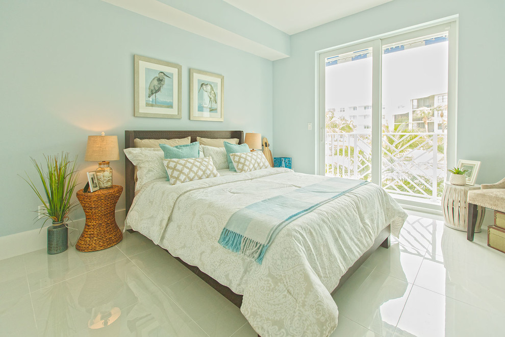 Modelo de habitación de invitados marinera grande sin chimenea con paredes azules y suelo de baldosas de porcelana