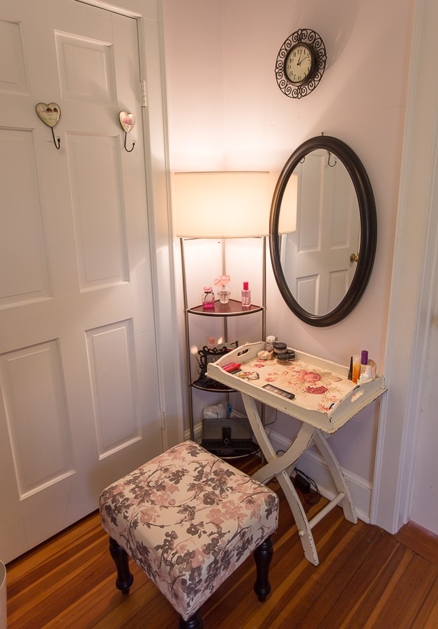 Cette image montre une petite chambre design avec un mur rose et parquet clair.