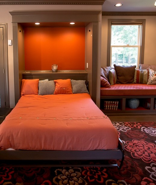 Inspiration för ett stort vintage sovrum, med beige väggar och bambugolv