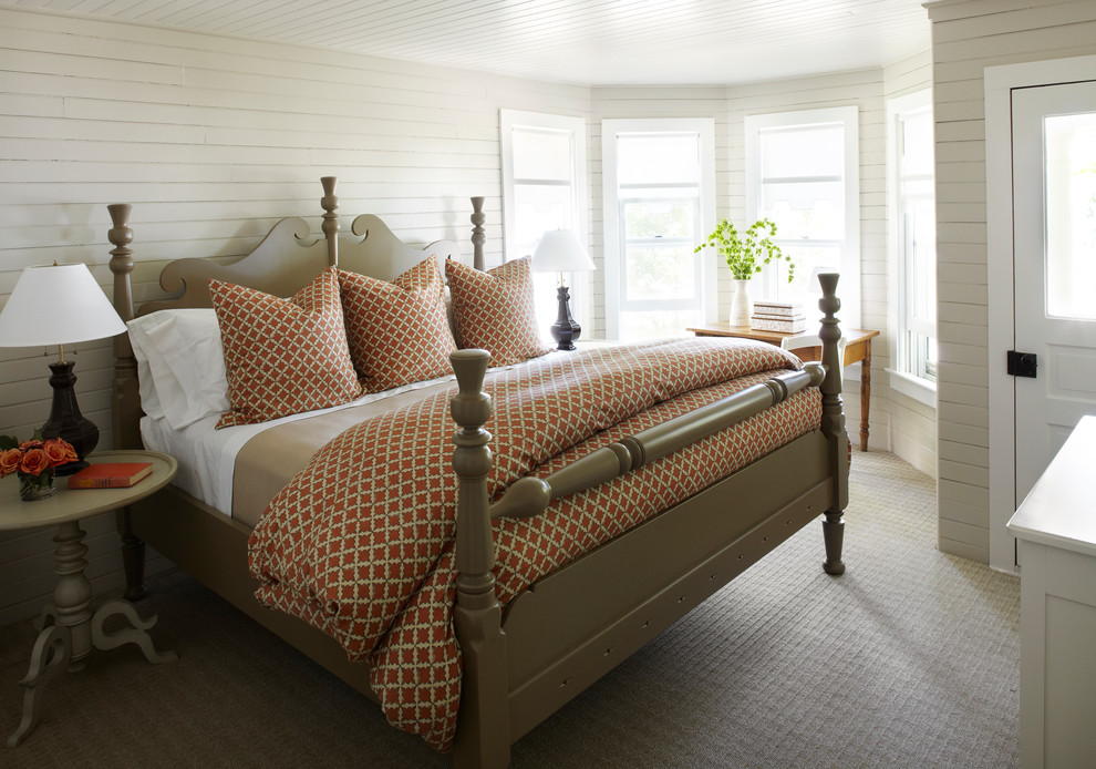 Ispirazione per una camera da letto classica con pareti beige e moquette