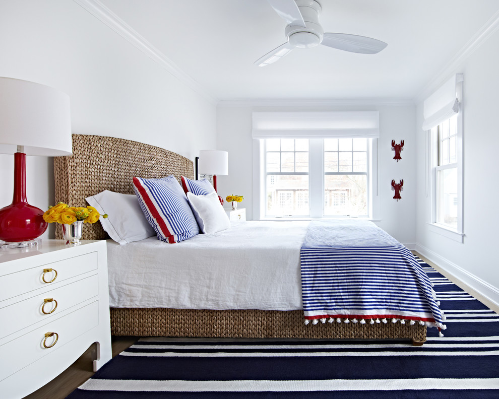 На фото: гостевая спальня среднего размера, (комната для гостей) в морском стиле с белыми стенами и светлым паркетным полом без камина с