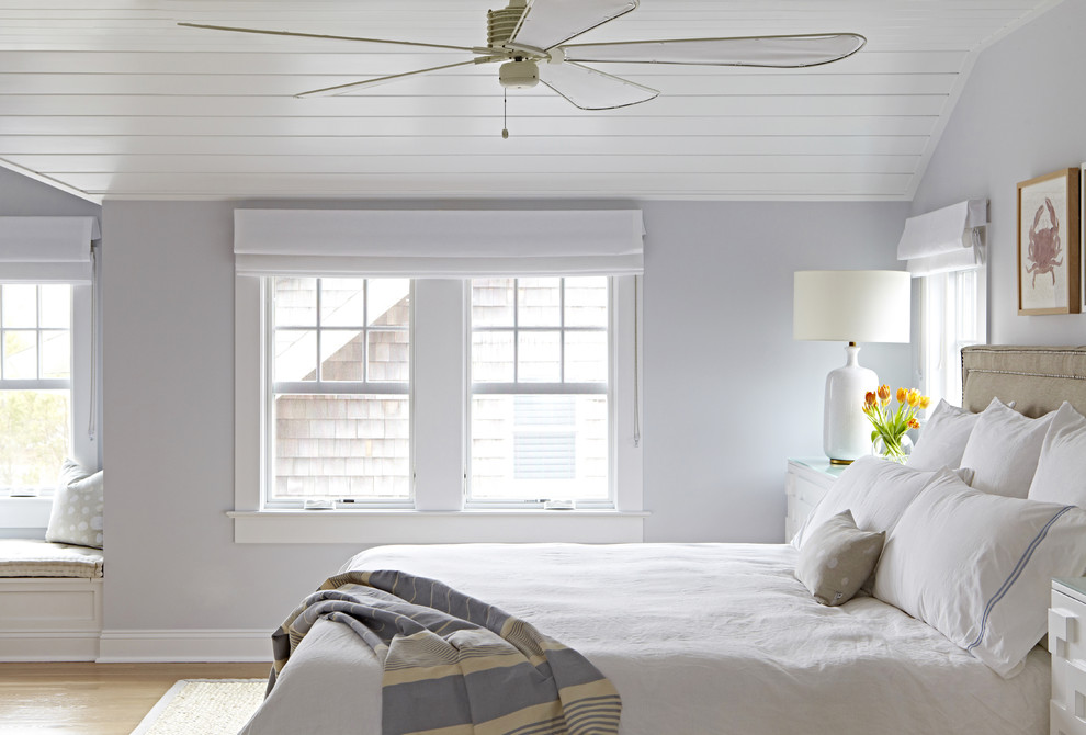 На фото: хозяйская спальня среднего размера в морском стиле с белыми стенами и светлым паркетным полом без камина с