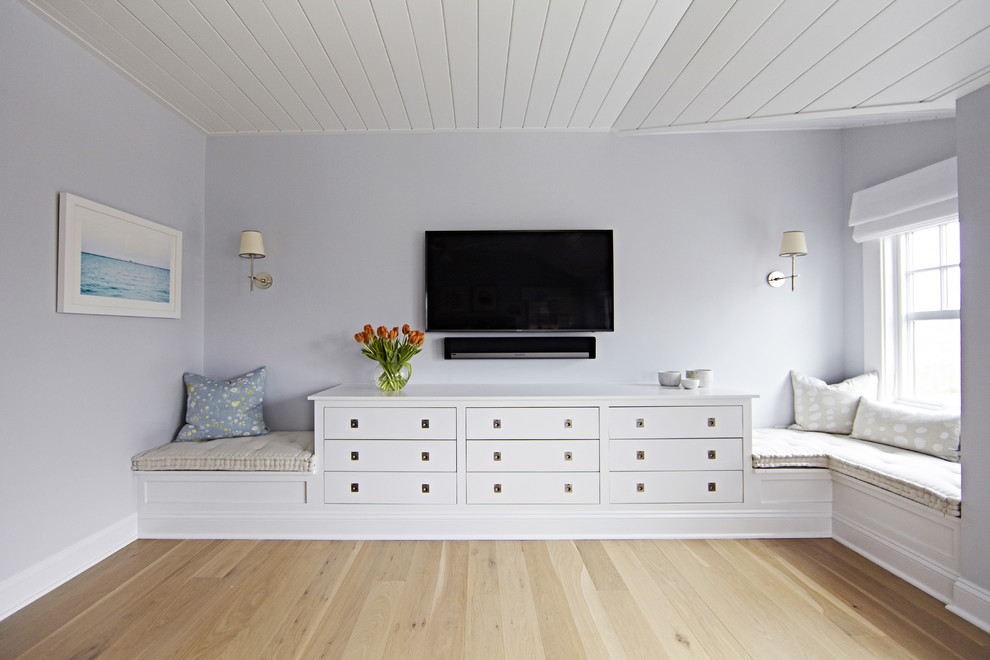 Свежая идея для дизайна: хозяйская спальня среднего размера в морском стиле с белыми стенами и светлым паркетным полом без камина - отличное фото интерьера