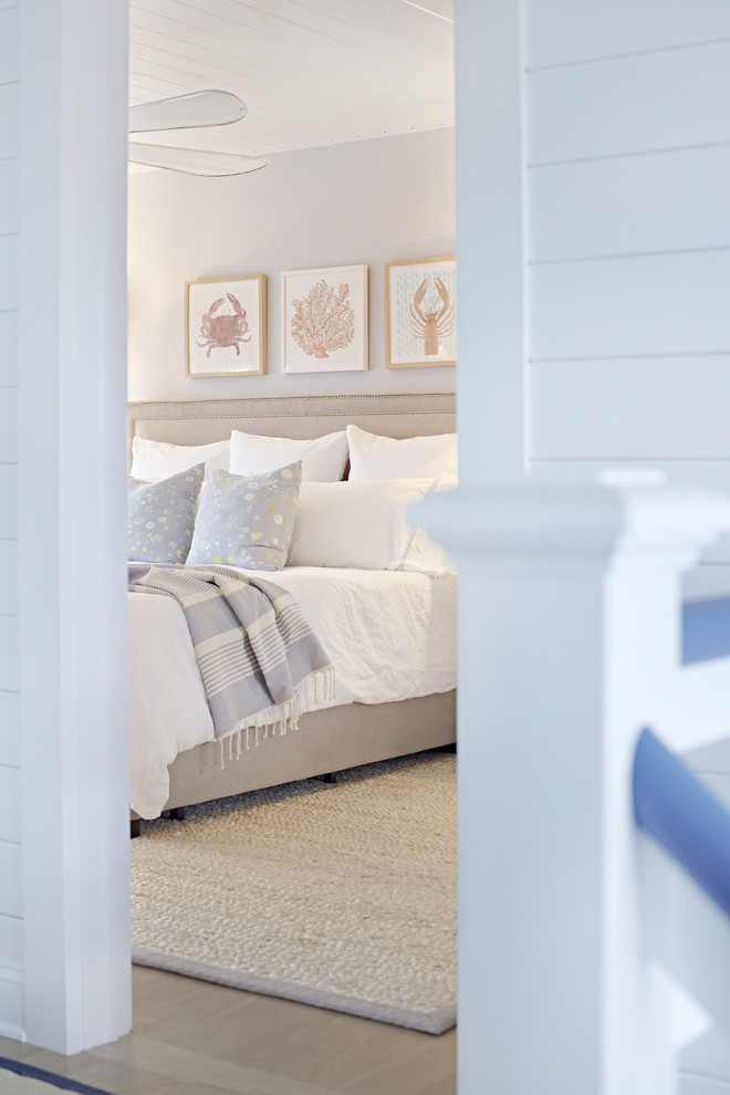 ニューヨークにある中くらいなビーチスタイルのおしゃれな主寝室 (白い壁、淡色無垢フローリング、暖炉なし) のレイアウト