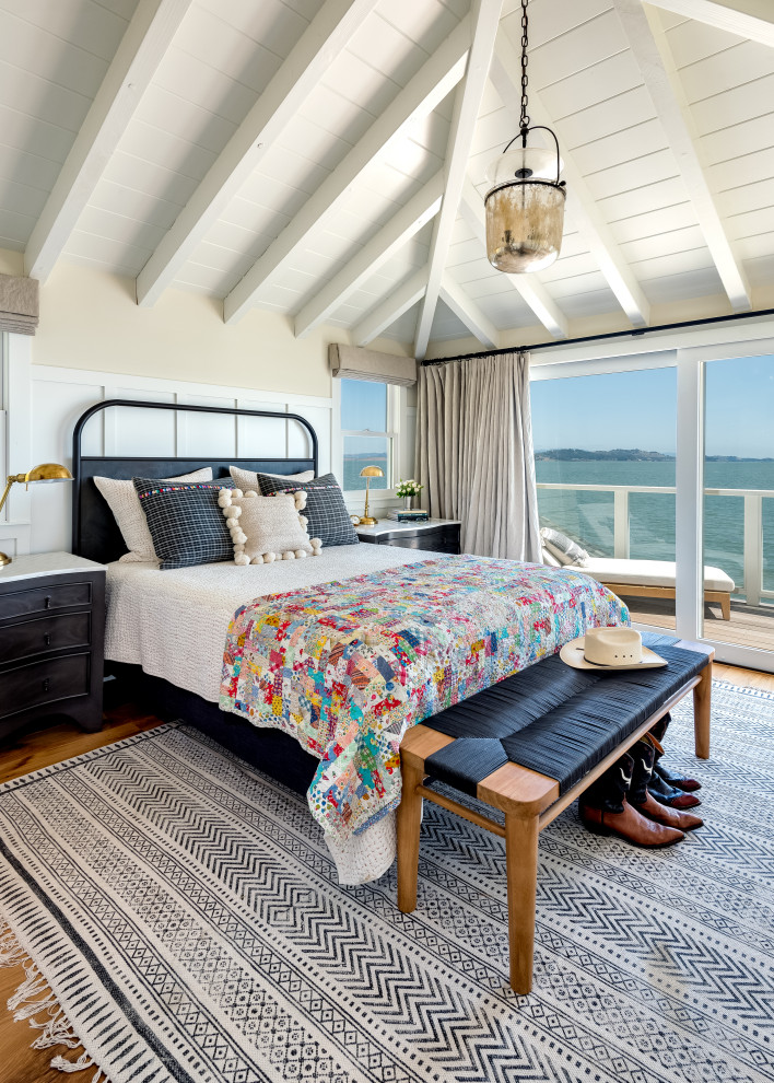 Großes Maritimes Hauptschlafzimmer ohne Kamin mit weißer Wandfarbe, braunem Holzboden und braunem Boden in San Francisco